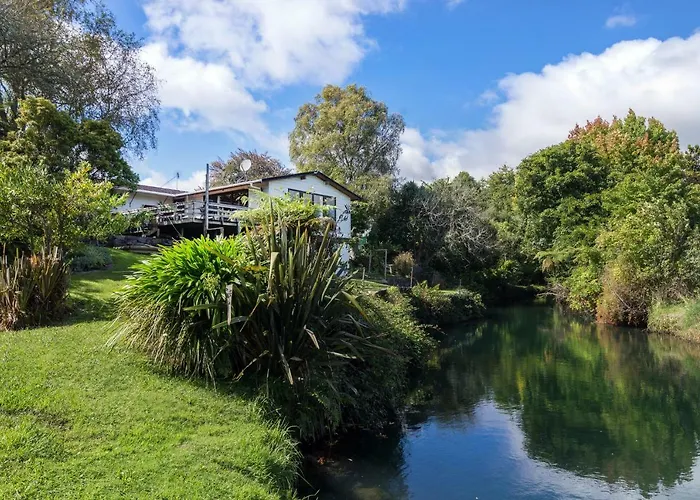Classical Lockwood House Nearby The Stream *